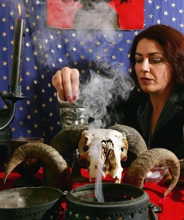 堆雪人违法?爬树违法?央街不能拖死马?看看加拿大的有些法律到底有多奇葩! 堆雪人违法?爬树违法?央街不能拖死马?看看加拿大的有些法律到底有多奇葩!