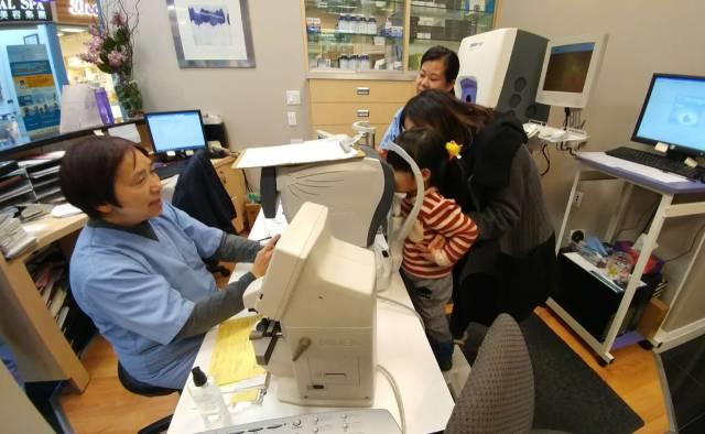 加拿大的免费福利之一，你有定期带娃去做眼科检查吗？