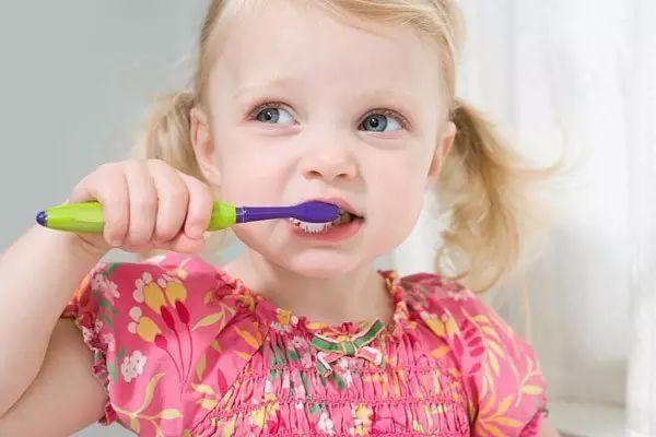 孩子几岁可以用牙线、漱口水和电动牙刷？