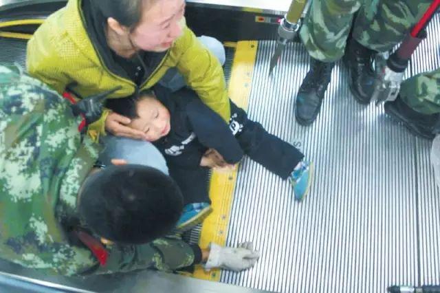 2岁男童在温哥华机场被卷入扶梯，腿180度扭转断裂！