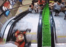 2岁男童在温哥华机场被卷入扶梯，腿180度扭转断裂！