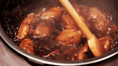 别只会蒸米饭了，电饭煲还能这样用，煲汤炖肉烤鸡....