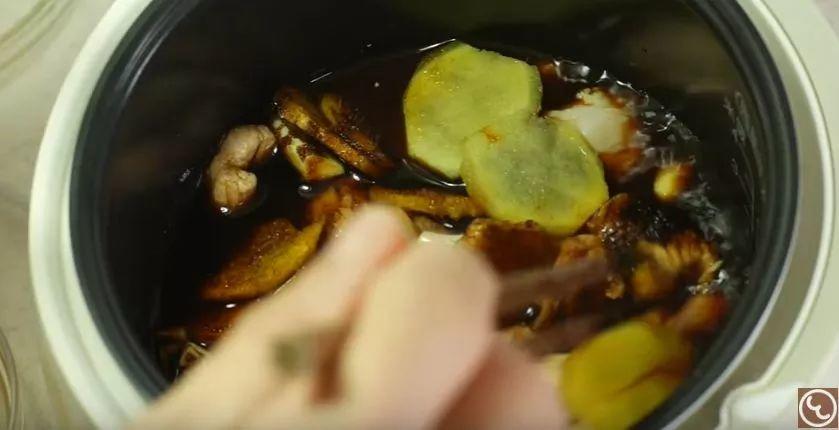 别只会蒸米饭了，电饭煲还能这样用，煲汤炖肉烤鸡....