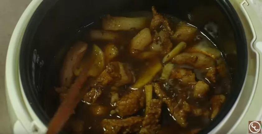 别只会蒸米饭了，电饭煲还能这样用，煲汤炖肉烤鸡....