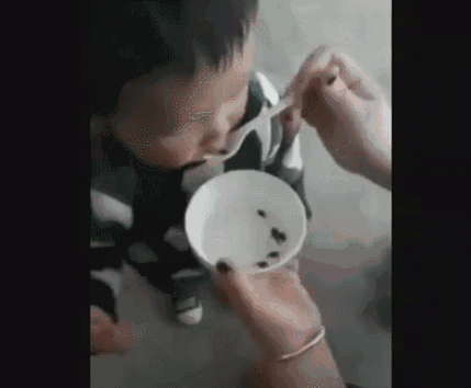 ”嘴里倒开水”，”肚皮扎针”，“活吞小蝌蚪”....脑残爹妈和娃这是多大的仇？