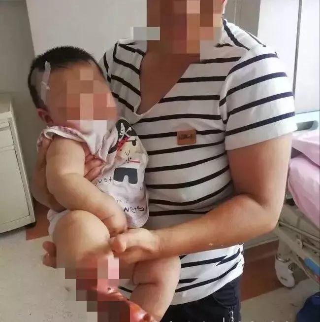 ”嘴里倒开水”，”肚皮扎针”，“活吞小蝌蚪”....脑残爹妈和娃这是多大的仇？