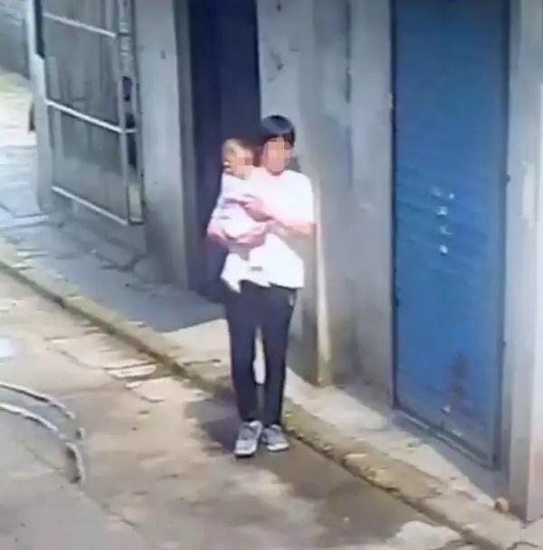 朋友圈刷屏的“上海女婴被偷”，背后的真相却让人...