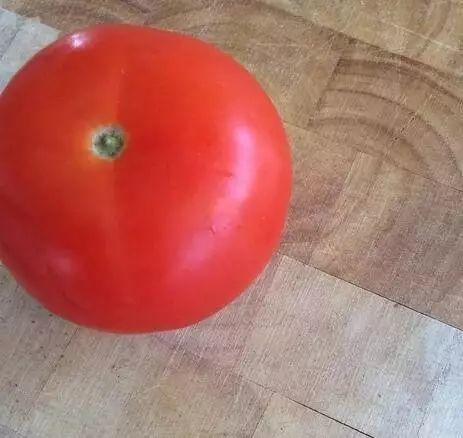 听说买了个番茄切成片埋土里,然后就有吃也吃不完的... 听说买了个番茄切成片埋土里,然后就有吃也吃不完的...