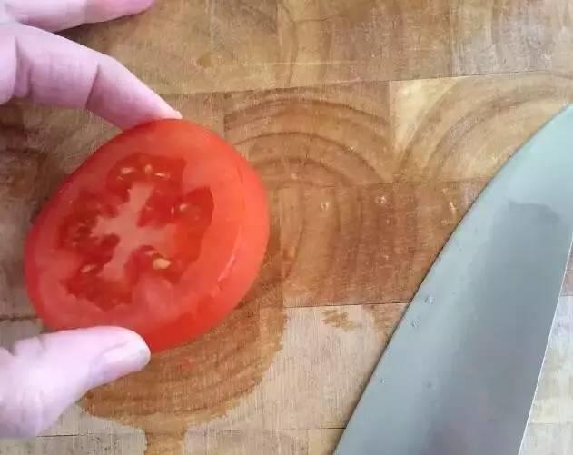 听说买了个番茄切成片埋土里,然后就有吃也吃不完的... 听说买了个番茄切成片埋土里,然后就有吃也吃不完的...