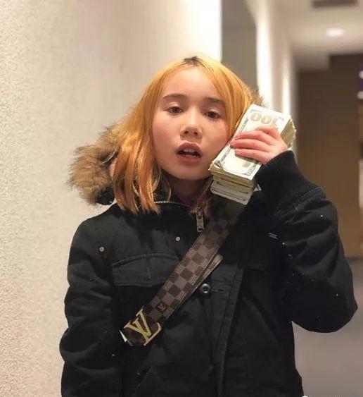 9岁华裔女孩炫富爆粗口成网红，爹妈不管管吗？