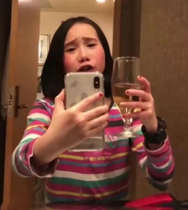 9岁华裔女孩炫富爆粗口成网红，爹妈不管管吗？