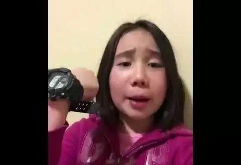 9岁华裔女孩炫富爆粗口成网红，爹妈不管管吗？