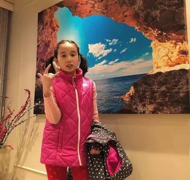 9岁华裔女孩炫富爆粗口成网红，爹妈不管管吗？