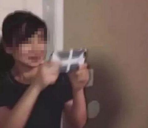 9岁华裔女孩炫富爆粗口成网红，爹妈不管管吗？