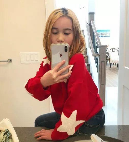 9岁华裔女孩炫富爆粗口成网红，爹妈不管管吗？