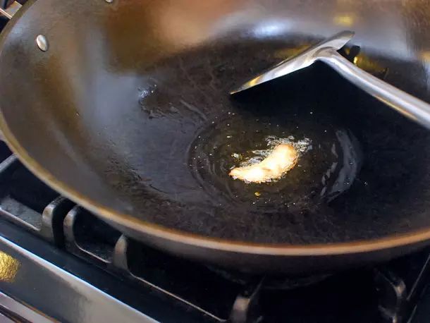 炒菜时用冷油还是热油？做饭难吃是因为不懂油...