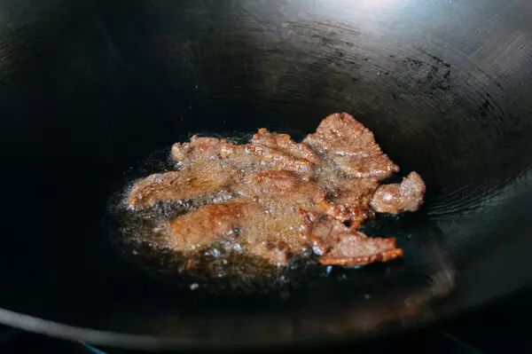 炒菜时用冷油还是热油？做饭难吃是因为不懂油...