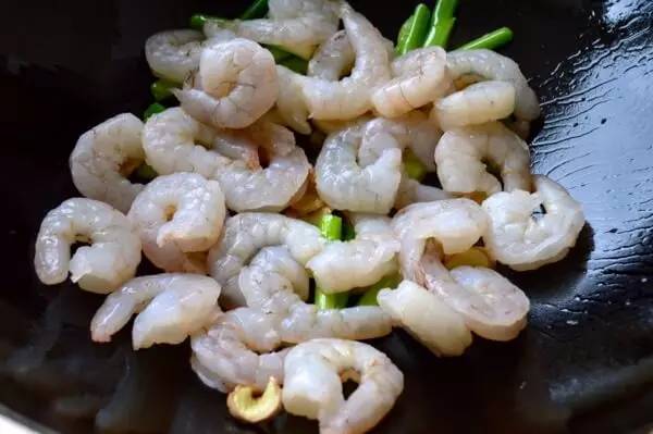 炒菜时用冷油还是热油？做饭难吃是因为不懂油...