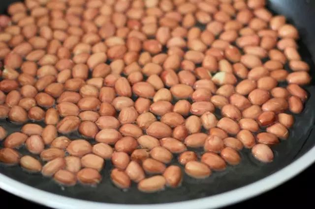 炒菜时用冷油还是热油？做饭难吃是因为不懂油...