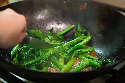 炒菜时用冷油还是热油？做饭难吃是因为不懂油...