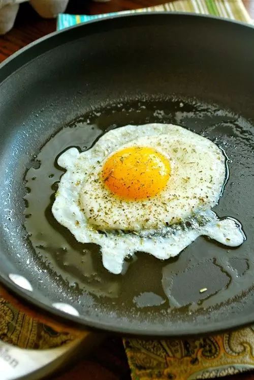 炒菜时用冷油还是热油？做饭难吃是因为不懂油...