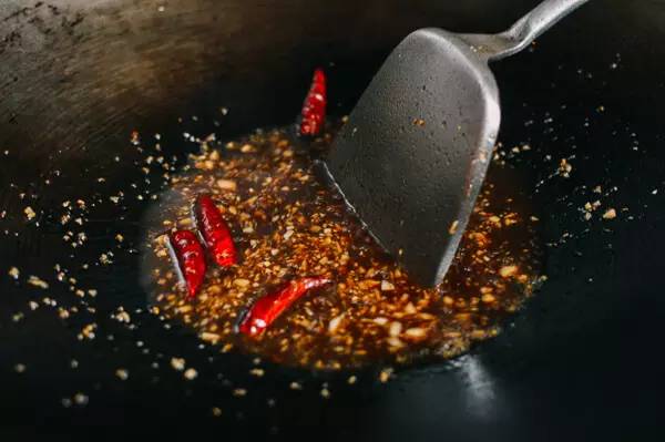 炒菜时用冷油还是热油？做饭难吃是因为不懂油...