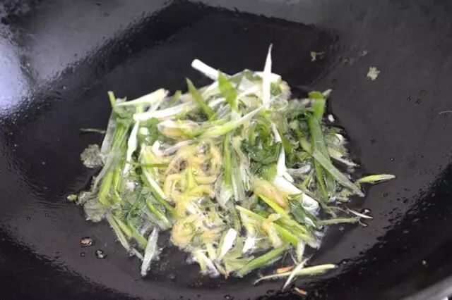 炒菜时用冷油还是热油？做饭难吃是因为不懂油...