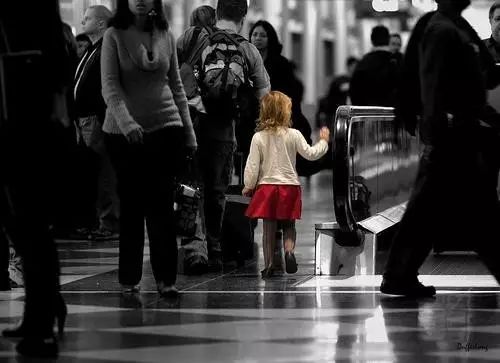 安省3岁小男孩在公园玩耍险被拐，多伦多也有人贩子？