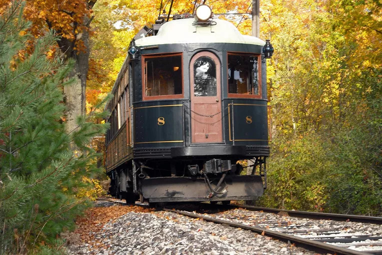 安省境内6条短途火车赏枫观光线路：火车票分分钟卖光