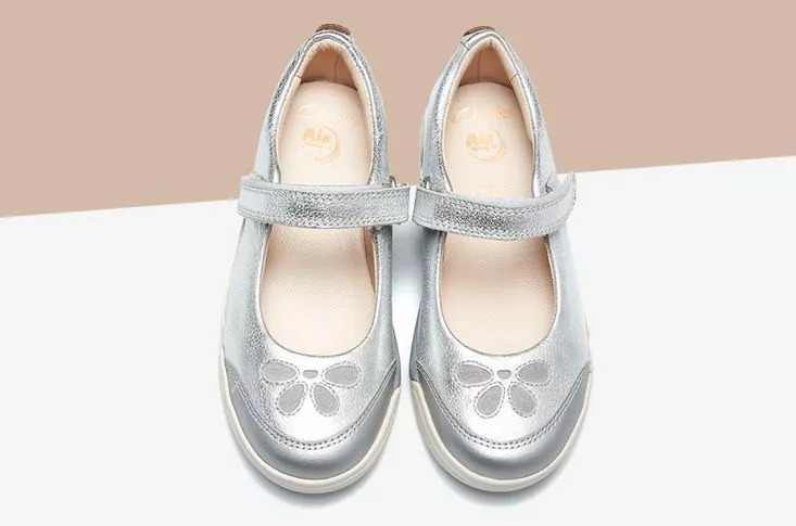 妈妈,你买错了!这不是老师说的indoor shoes.... 妈妈,你买错了!这不是老师说的indoor shoes....