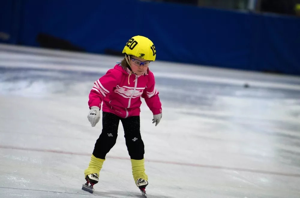 初学滑冰的小朋友装备购买攻略:头盔、滑冰鞋、手套 初学滑冰的小朋友装备购买攻略:头盔、滑冰鞋、手套