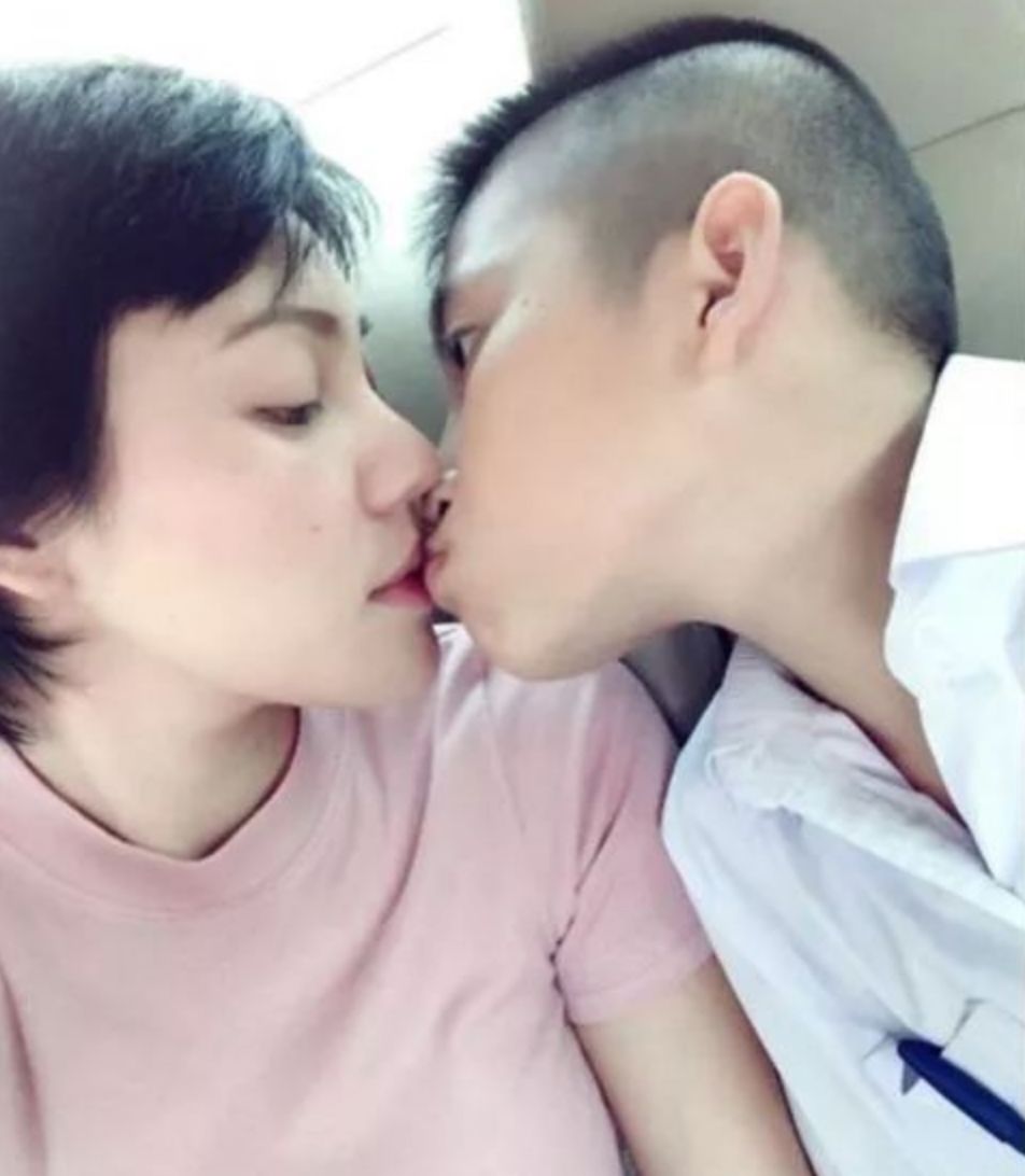 小贝和女儿的这张照片,引起无数网友争议