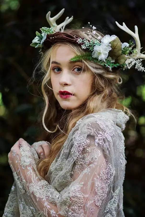 圣诞节要给女儿这样扎头发,没女儿的赶紧去借一个! 圣诞节要给女儿这样扎头发,没女儿的赶紧去借一个!