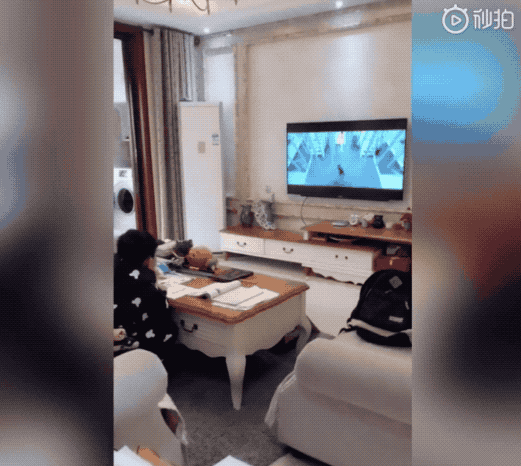 在看不见老婆的地方,他们都是这样带娃的.... 在看不见老婆的地方,他们都是这样带娃的....