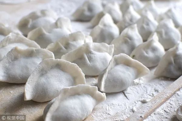 饺子是用冷水煮还是沸水煮？年夜饭在线等....