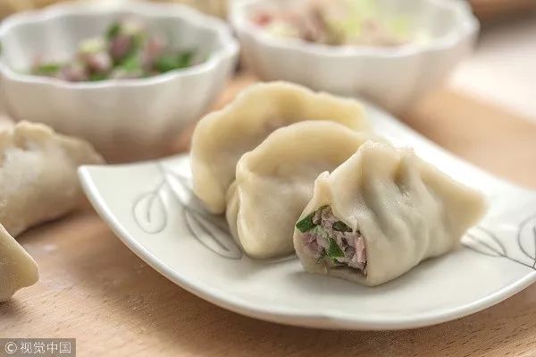 饺子是用冷水煮还是沸水煮？年夜饭在线等....