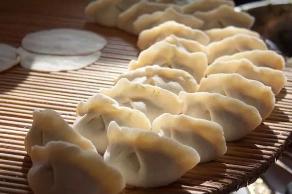 饺子是用冷水煮还是沸水煮？年夜饭在线等....