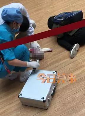 痛心！慎点！妈妈抱娃乘手扶梯，孩子不慎坠楼身亡......