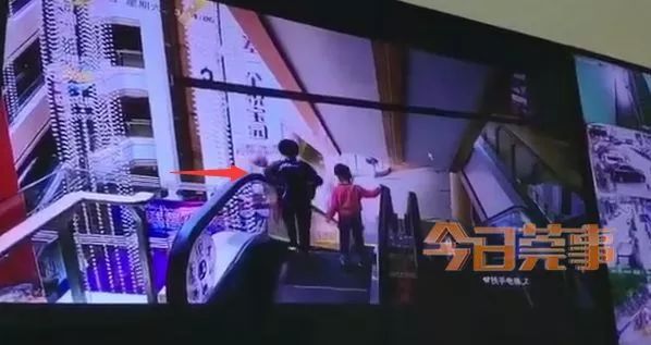 痛心！慎点！妈妈抱娃乘手扶梯，孩子不慎坠楼身亡......