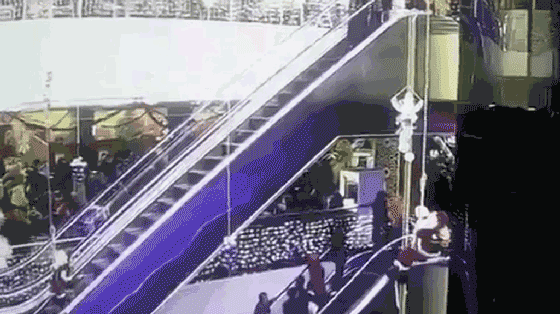 痛心！慎点！妈妈抱娃乘手扶梯，孩子不慎坠楼身亡......