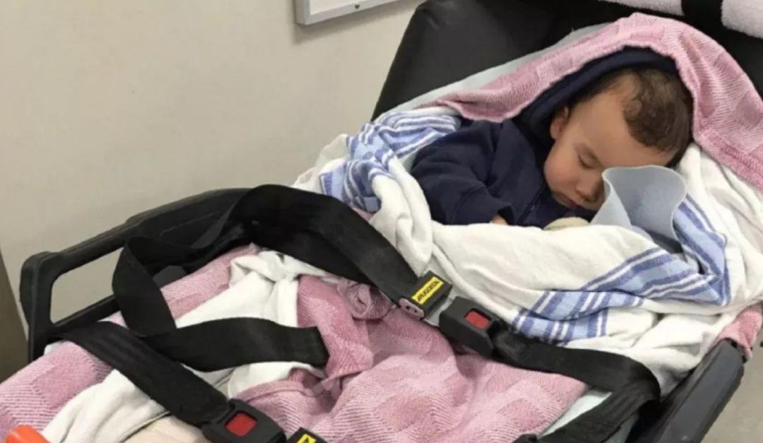 痛心！慎点！妈妈抱娃乘手扶梯，孩子不慎坠楼身亡......