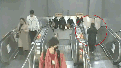 痛心！慎点！妈妈抱娃乘手扶梯，孩子不慎坠楼身亡......