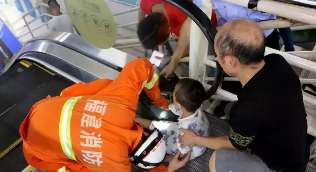 痛心！慎点！妈妈抱娃乘手扶梯，孩子不慎坠楼身亡......