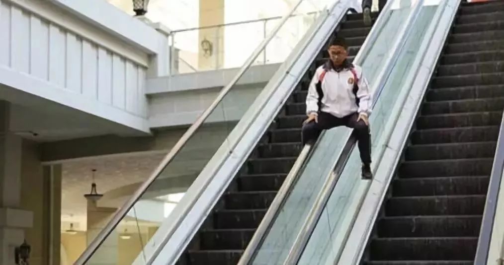 痛心！慎点！妈妈抱娃乘手扶梯，孩子不慎坠楼身亡......