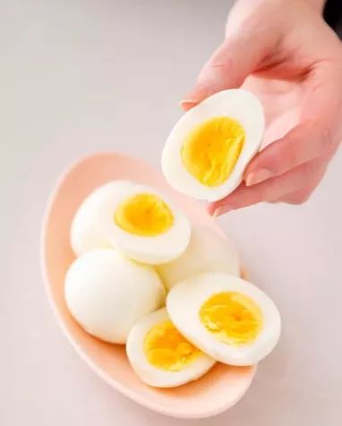 别骗我！煮熟鸡蛋黄上的青黑色膜能致癌，常吃贫血？