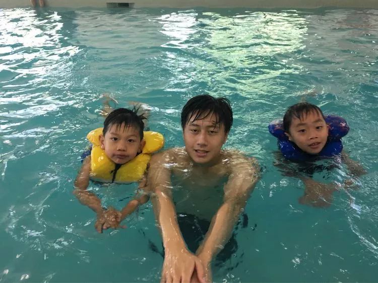 【火爆游泳夏令营】每天专业游泳课程+免费提供早、午餐和点心! 【火爆游泳夏令营】每天专业游泳课程+免费提供早、午餐和点心!