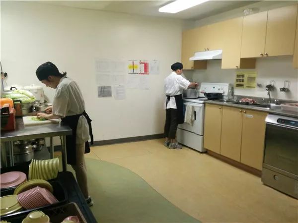 【火爆游泳夏令营】每天专业游泳课程+免费提供早、午餐和点心! 【火爆游泳夏令营】每天专业游泳课程+免费提供早、午餐和点心!