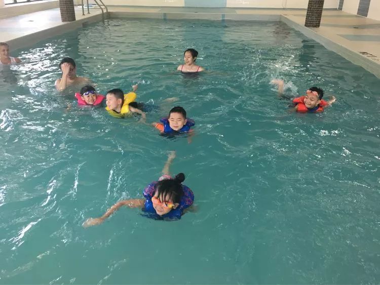 【火爆游泳夏令营】每天专业游泳课程+免费提供早、午餐和点心！