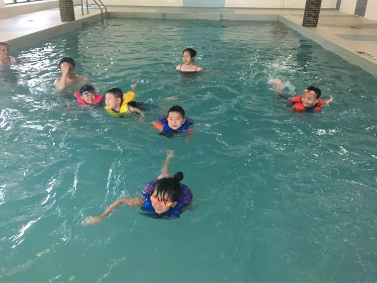 【火爆游泳夏令营】每天专业游泳课程+免费提供早、午餐和点心! 【火爆游泳夏令营】每天专业游泳课程+免费提供早、午餐和点心!