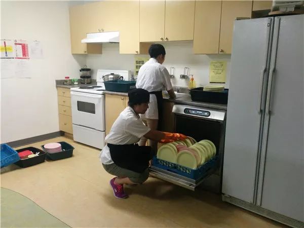 【火爆游泳夏令营】每天专业游泳课程+免费提供早、午餐和点心! 【火爆游泳夏令营】每天专业游泳课程+免费提供早、午餐和点心!